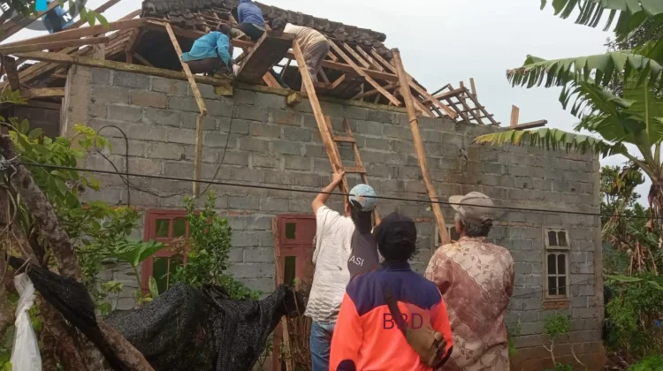 Hujan Deras Sebabkan Atap Rumah Ambruk di Dampit