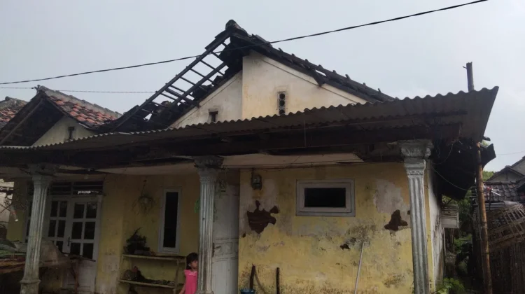 Belasan Rumah Warga Jarangan Ambruk Dihantam Puting Beliung
