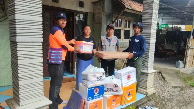 BPBD Malang Salurkan Bantuan Korban Rumah Ambruk Pujon