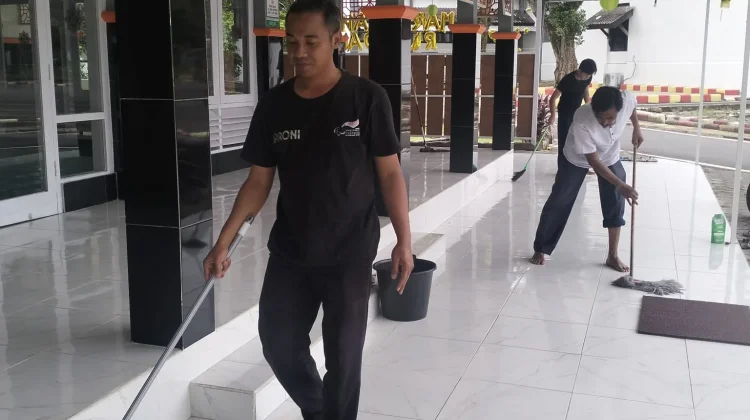 Penerima Manfaat UPT RSBN Malang Gelar Kerja Bakti di Masjid Ainun