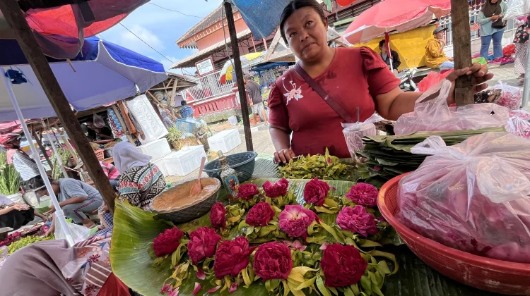 Bunga Ziarah Melonjak, Pembeli Tetap Ramai