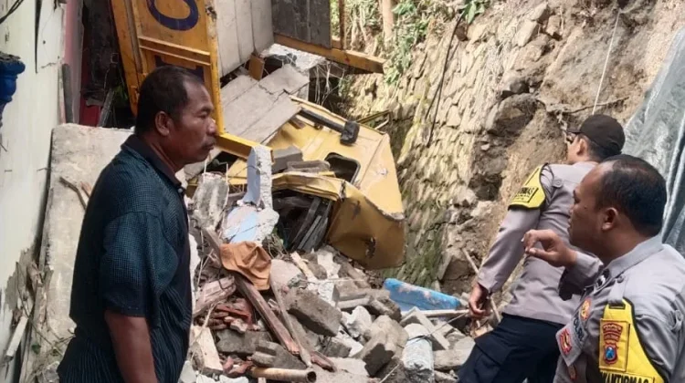 Truk Rem Blong Hantam Rumah Warga Wonotirto