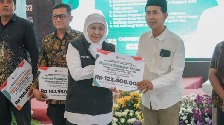 Khofifah Salurkan Bansos dan Tali Asih Pilar Sosial Kabupaten Pasuruan