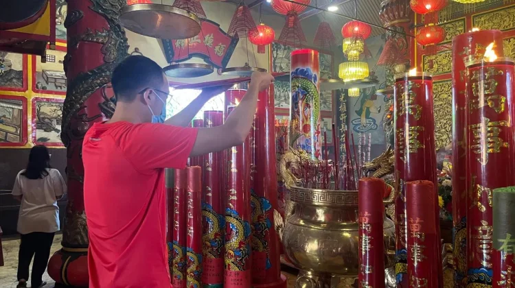 Hampir 100 Umat Ikuti Sembahyang Imlek di Klenteng Eng An Kiong
