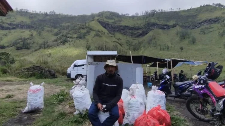 Sampah di Kawasan Bromo Dibersihkan