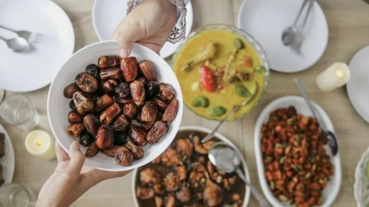 Sunnah Berbuka Puasa dengan Kurma