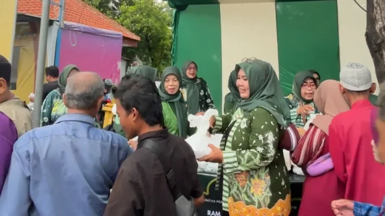 KOMPPAK Kabupaten Pasuruan Bagi-Bagi Takjil di Depan Alun-Alun Bangil