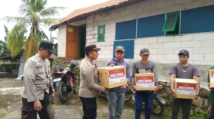 Polres Probolinggo Salurkan Bansos untuk Korban Longsor