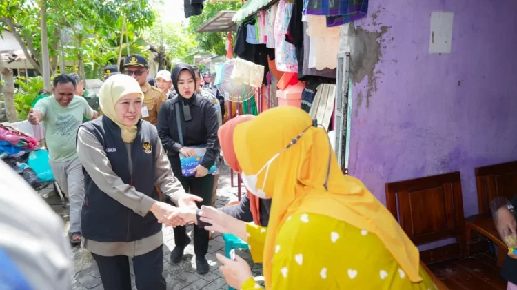 Gubernur Jawa Timur Serahkan  Bantuan Logistik Korban Banjir Probolinggo