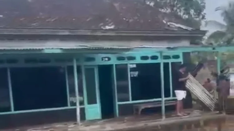Hujan Angin Rusak Belasan Rumah di Bantur Malang