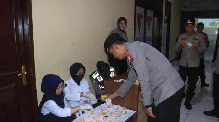 Perkuat Pengawasan Internal, Polres Probolinggo Tes Urine Personel