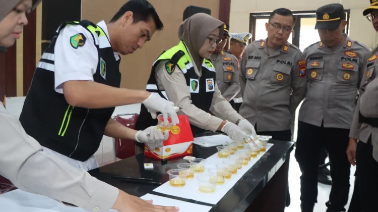 Puluhan Personel Polresta Blitar Jalani Tes Urine Mendadak