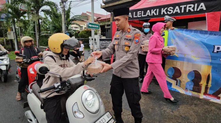 Ramadan, Polres Probolinggo Gelar Berbagi Takjil