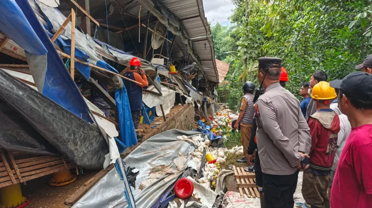 Kandang Ayam Roboh Memakan Dua Korban Meninggal Dunia
