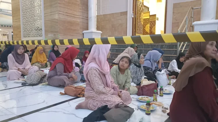Masjid Ar Rahman Tebar Ribuan Porsi Buka Sahur Gratis