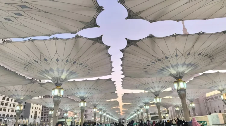 Payung Raksasa Ikonik Masjid Nabawi: Perpaduan Estetika dan Fungsi