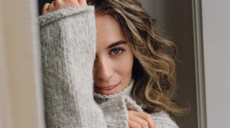 Refleksi Cinta Tak Seimbang, Chloe Stroll Rilis “Love in the Dark”