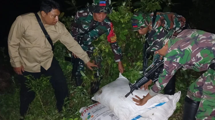 Satgas Pamtas Yonarhanud 2 Kostrad Gagalkan Penyelundupan 250 kg Pupuk Subsidi