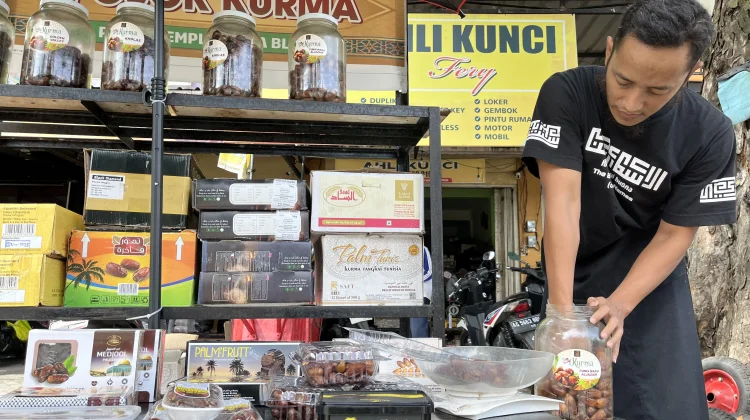Kurma Ramadan Laris, Pedagang Blitar Raup Untung