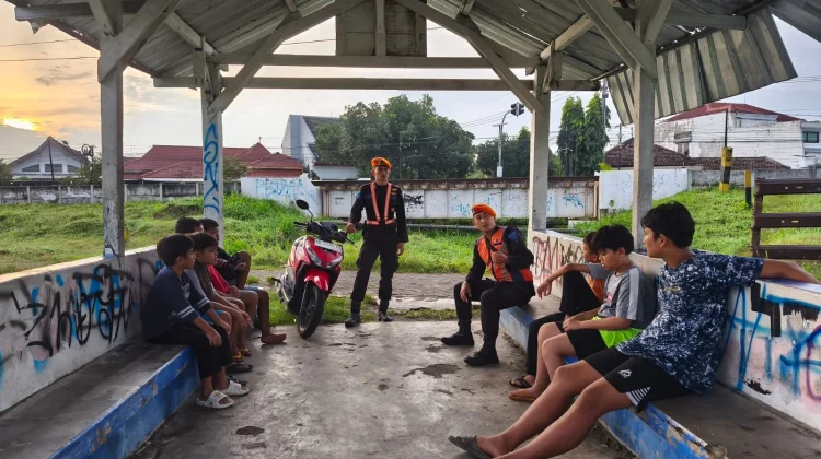 Ngabuburit di Rel Berbahaya, KAI Ingatkan Warga