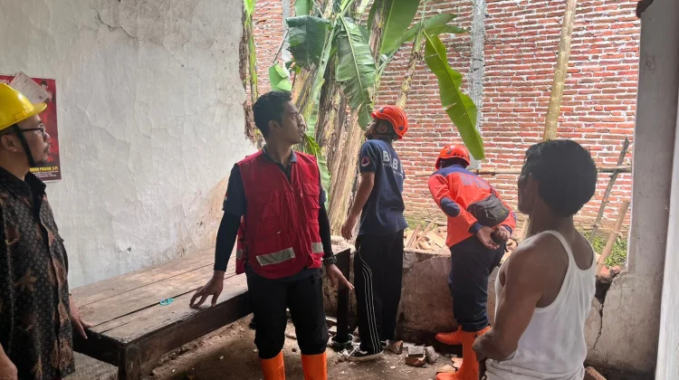Rumah Lansia 88 Tahun Ambruk di Pakis