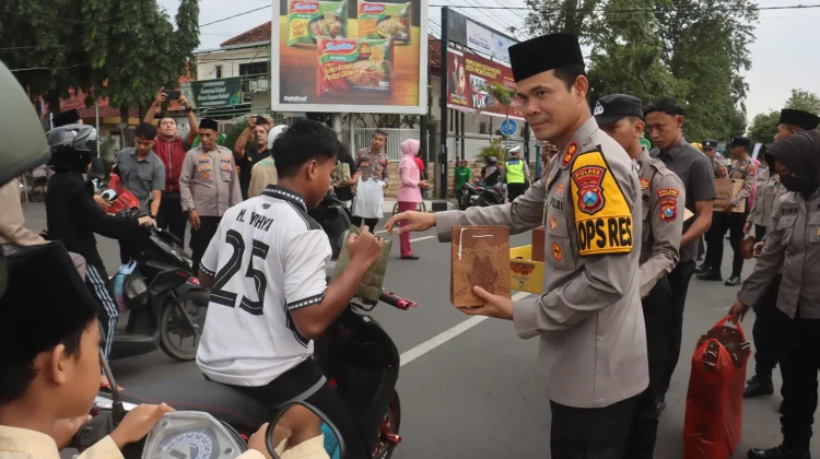 Polres Probolinggo Kota Bagikan 400 Takjil di Depan Mako dan Alun-Alun