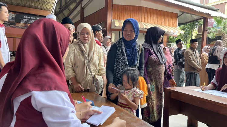 Kampung Coklat Blitar Tebar THR untuk Ribuan Jemaah