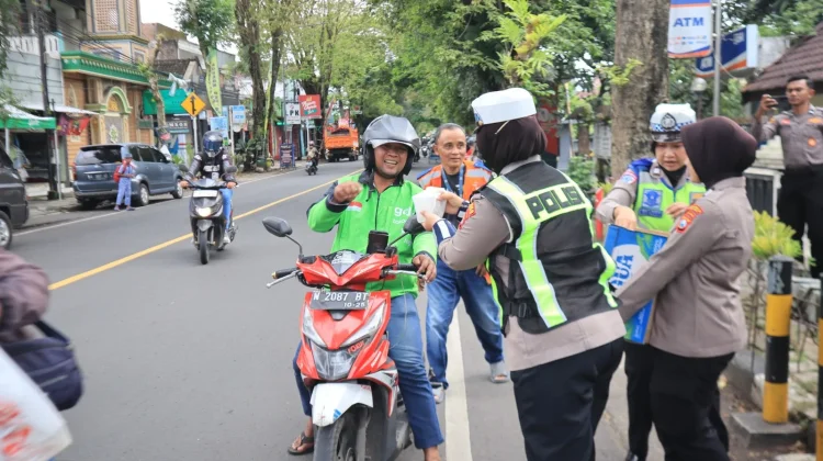 Polres Malang Bagikan Ratusan Takjil untuk Pengguna Jalan