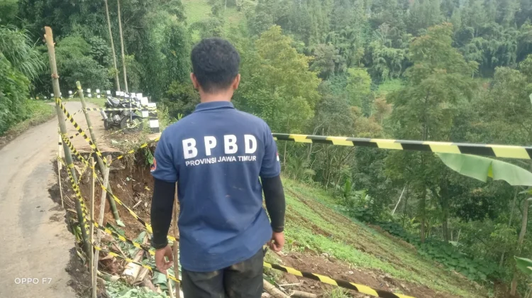 Longsor Tutup Akses Desa Taji Jabung Malang