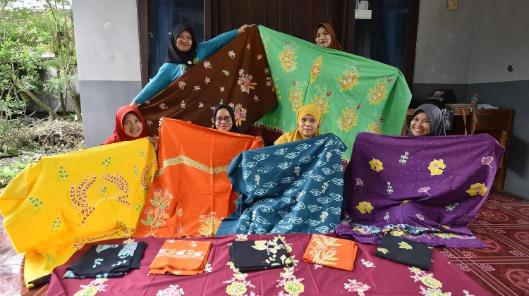 Geliat Desa Kepulungan Gempol Produksi Batik Kelor