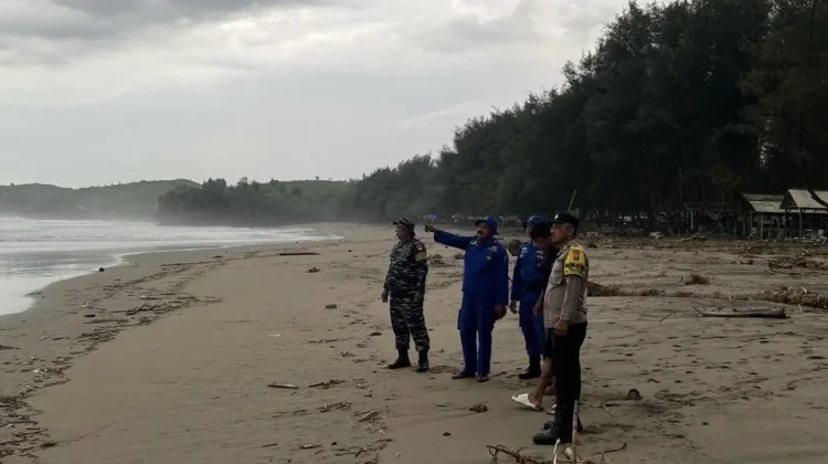 Pemancing Terseret Ombak Besar Pantai Serang Blitar