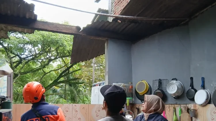 Hujan Deras Rusak Rumah Wonoagung Kasembon