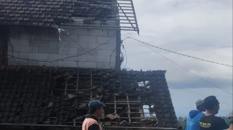 Angin Kencang Terjang Empat Rumah di Wagir Malang