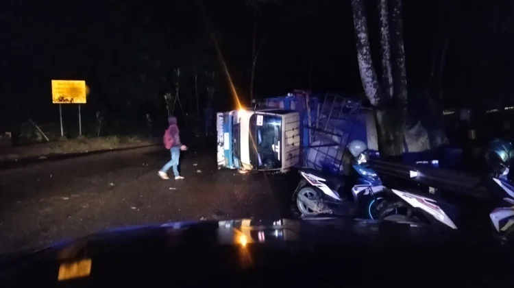 Truk Bermuatan Sekam Terguling di Jalur Payung Kota Batu, Sempat Hilang Kendali
