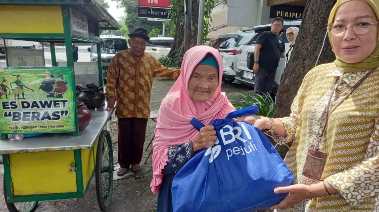 BRI Region 13 Malang Bagikan Sembako untuk Pejuang Rupiah dan Kaum Dhuafa