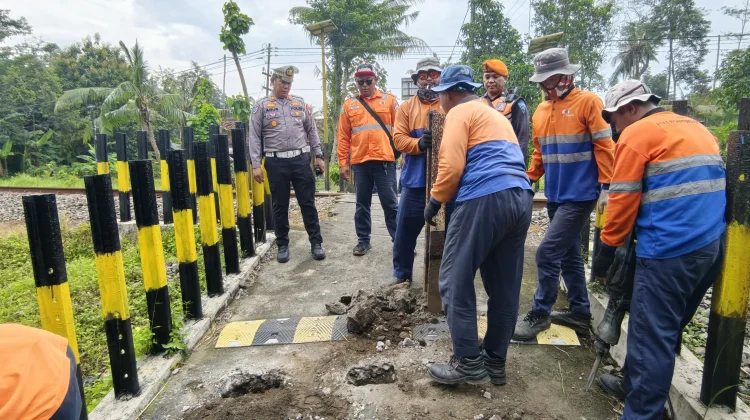 Menjelang Operasi Ketupat, Perlintasan tanpa Palang Ditutup di Srengat