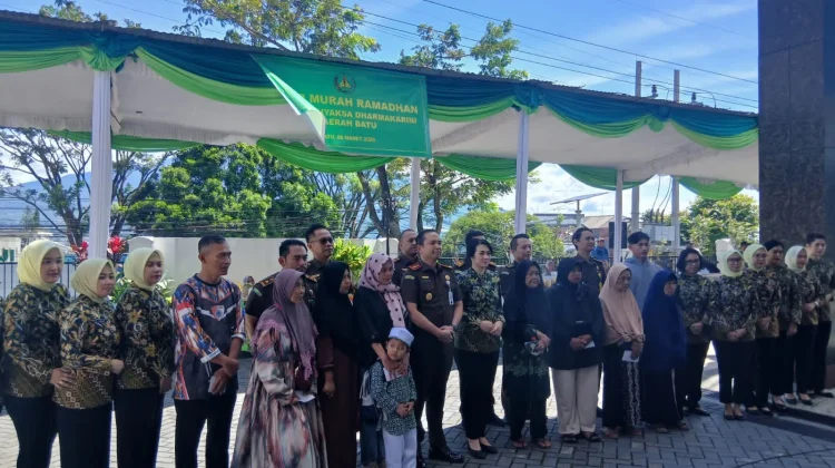 Kejari Batu Gelar Pasar Murah dan Santunan Lansia