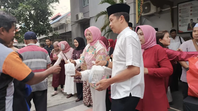 Semarakkan Ramadhan. Lapas Pasuruan Bagi-Bagi Takjil untuk Kaum Dhuafa