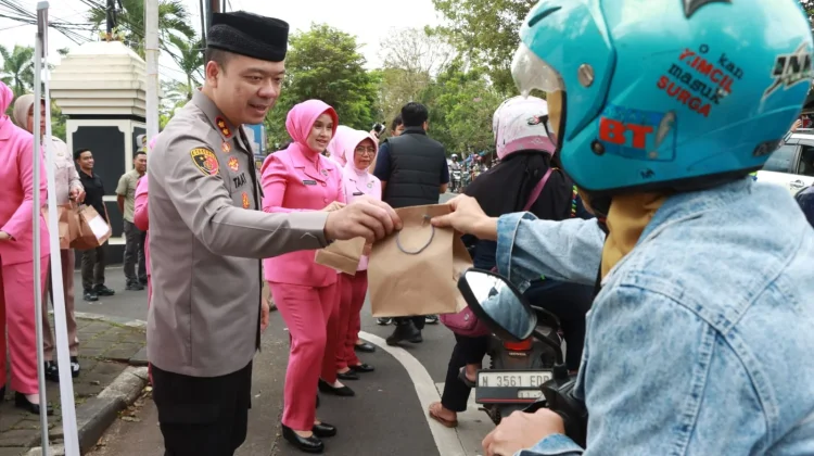Kapolres Malang Bagikan Takjil Ramadan
