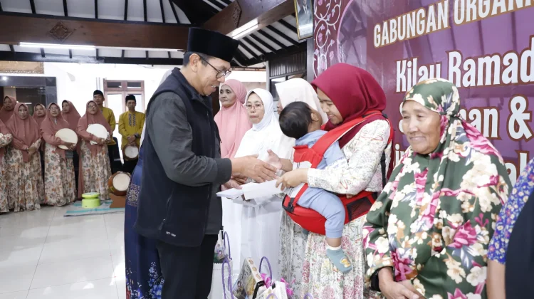 Semarak Ramadan GOW Kota Batu, Wali Kota Nurochman Santuni Janda Dhuafa