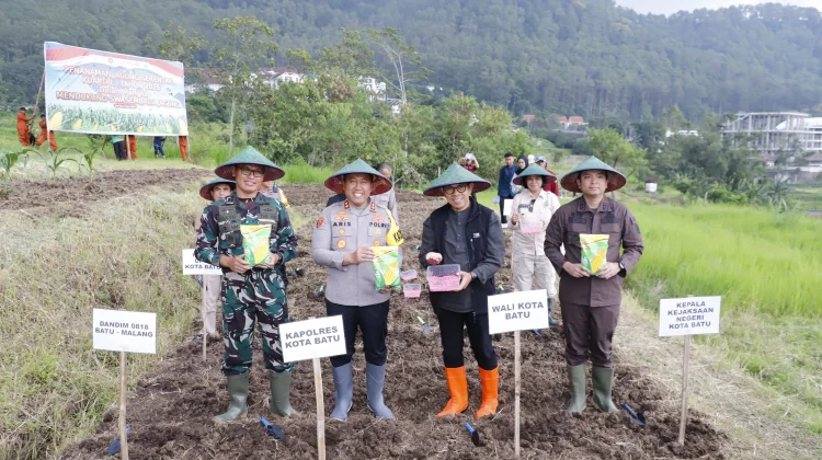 Dukung Ketahanan Pangan, Wali Kota Batu Tanam Jagung Serentak