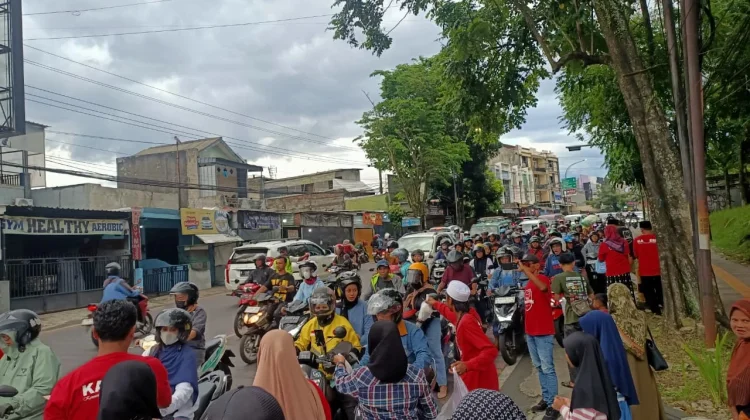 Bagi Bagi Takjil KADEM di Sukun Malang