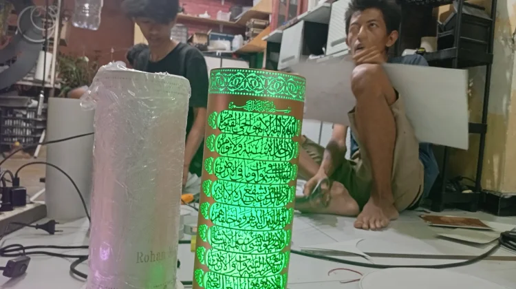 Kerajinan Lampu Hias PVC Asal Probolinggo Laris Manis hingga Mancanegara