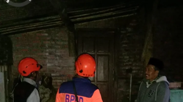 Rumpun Bambu Roboh Rusak Dua Rumah