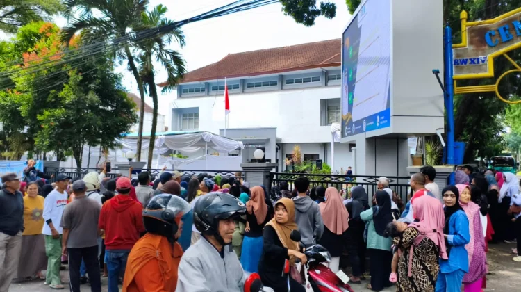 Antre Dua Jam, Warga Tak Kebagian Sembako Murah
