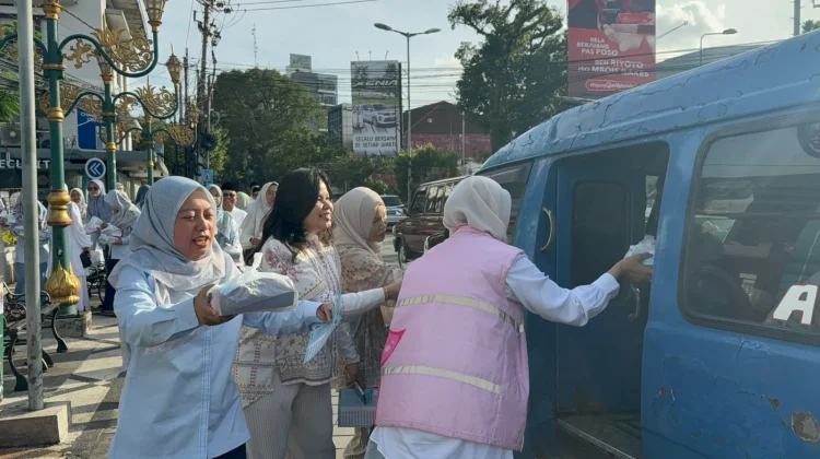 Karyawan PLN UP3 Malang Bagi Takjil Gratis di Kayutangan