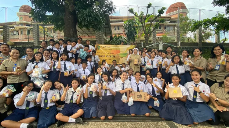 OSIS SMPK Sang Timur Malang Berbagi Takjil Ramadan