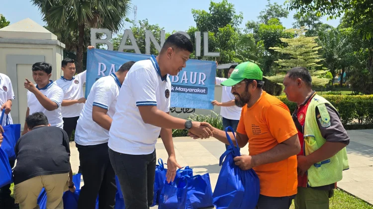 Rutan Bangil Bagi Ratusan Takjil di Alun-alun