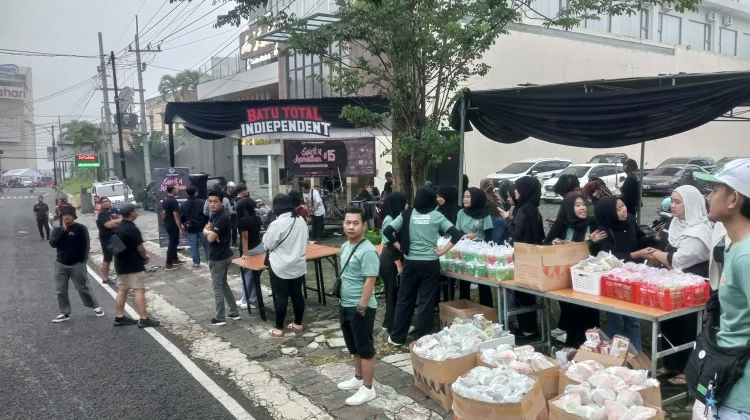 Spirit Ramadhan Batu Padukan Musik Independen dan Berbagi