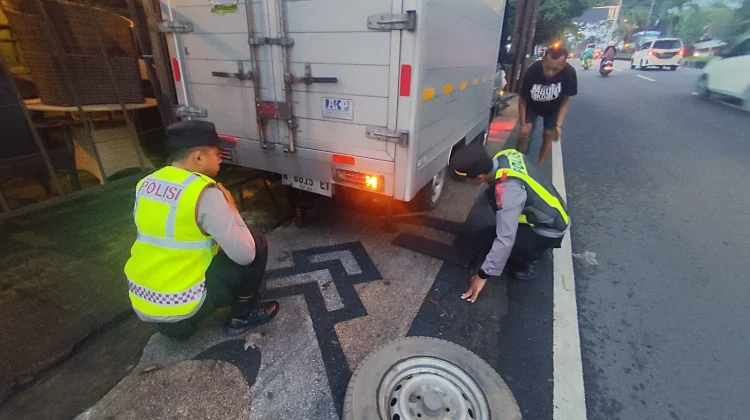Tim Urai Polresta Makota Bantu Mobil Box Pecah Ban di Jalur Utama